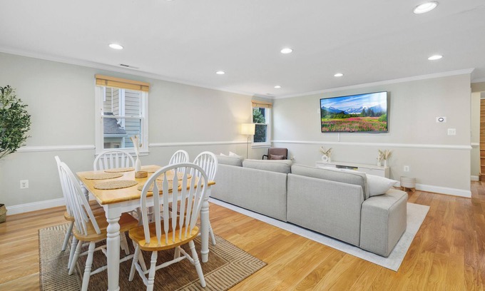North Bethesda House | Spacious Retreat 4BR QBED Close to Shops15mi - DC