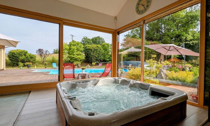 Anould Bed & Breakfast | Spacious room with pool, spa, and hammam