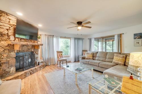 Helen Apartment | Spacious Rustic Helen Abode about half Mi From Tubing!