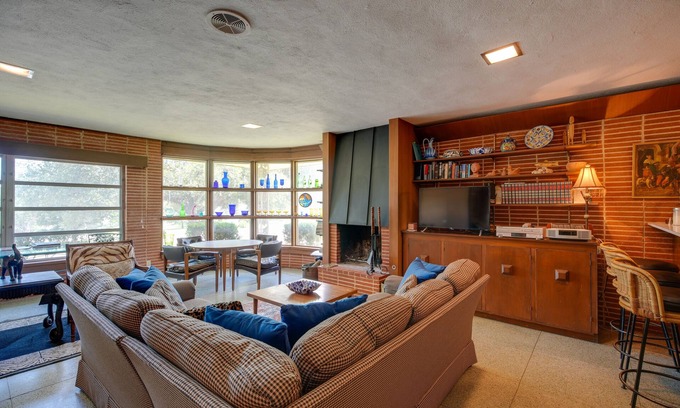 Bel Meade House | Spacious San Antonio Home ~ 5 Mi to Downtown!
