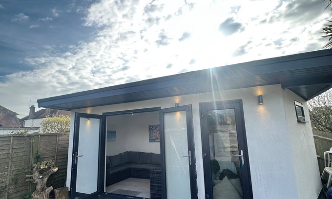 Worthing House | Spacious Seaside home with hot tub sleeps 10