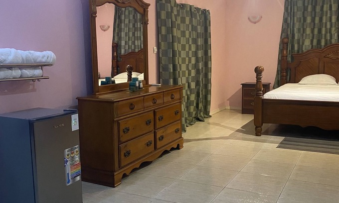 Castle Comfort Apartment | Spacious self contained room with wifi, a kitchenette and jacuzzi