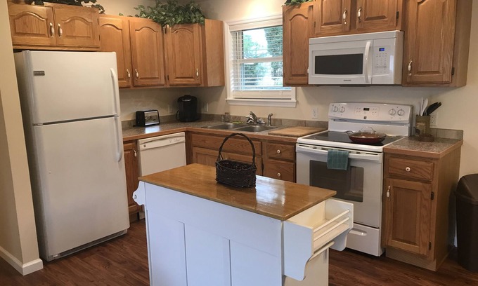 Cleveland House | Spacious Single-family King w/Big Shaded Yard