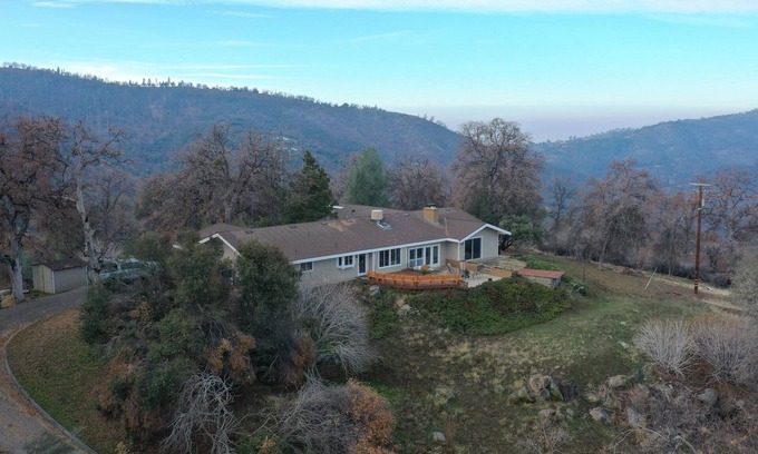 Coarsegold House | Spacious space on top of mountain. Close to Yosemite and Bass lake.
