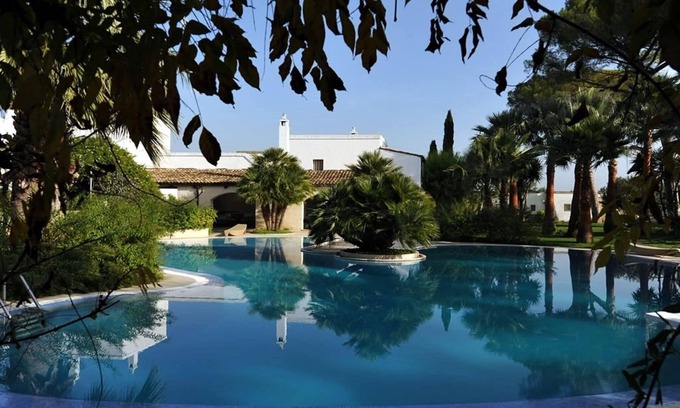 Massafra House | Spacious Stay with Tennis