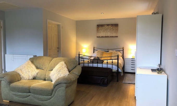 Bury St Edmunds Apartment | Spacious Studio Apartment