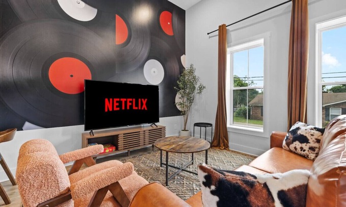 Talbot's Corner House | Spacious Studio for 4 w/Full Kitchen Near Nash DT
