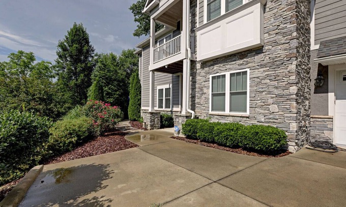 Skyland Apartment | Spacious Suite Near Downtown Asheville With Patio and Parking — free Biltmore pass.