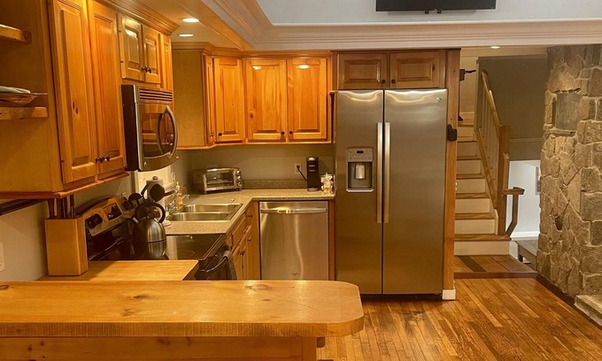 Sunapee House | ★Spacious Sunapee Harbor Village Home w/ King Bed