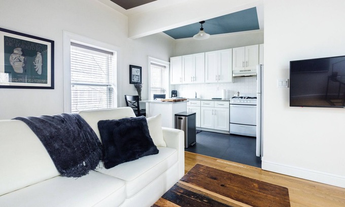 Williamsburg Apartment | Spacious & Sunlit 1BR in Heart of Williamsburg