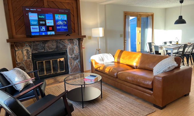 El Prado House | Spacious Taos Getaway with King Suite & Steam Bath: Views, Gorge & Town Nearby