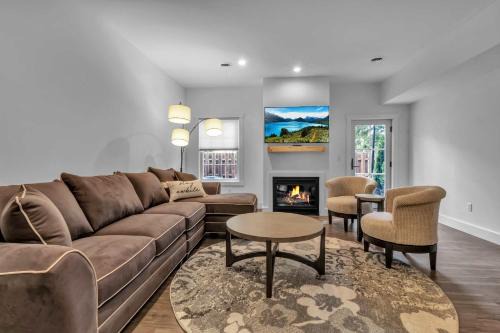 Ellicottville House | Spacious Townhome with Fireplace
