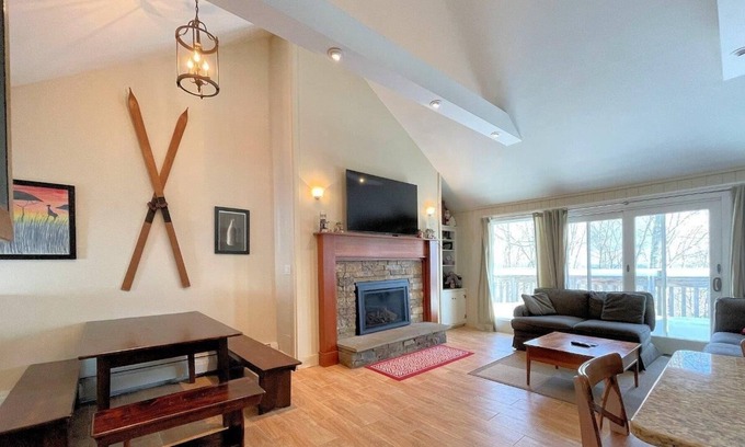 Bromley Mountain House | Spacious Townhouse alongside Bromley's Lord's Prayer Slope
