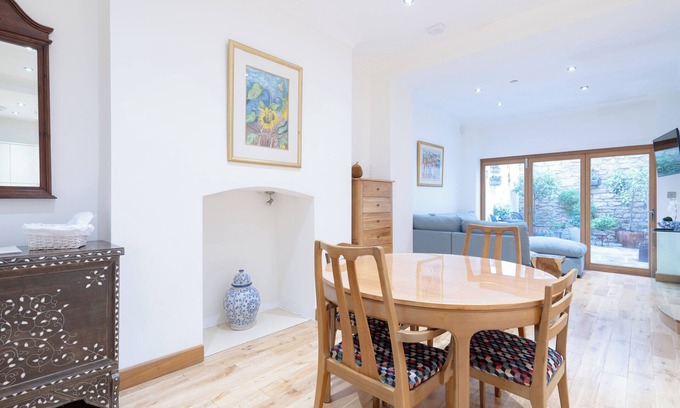 Cheltenham Apartment | Spacious two-bedroom apartment located in the heart of Cheltenham.