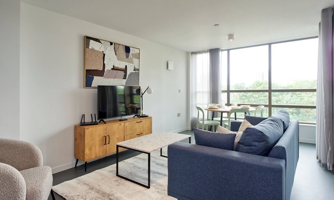 Poplar Apartment | Spacious two-bedroom home in East London