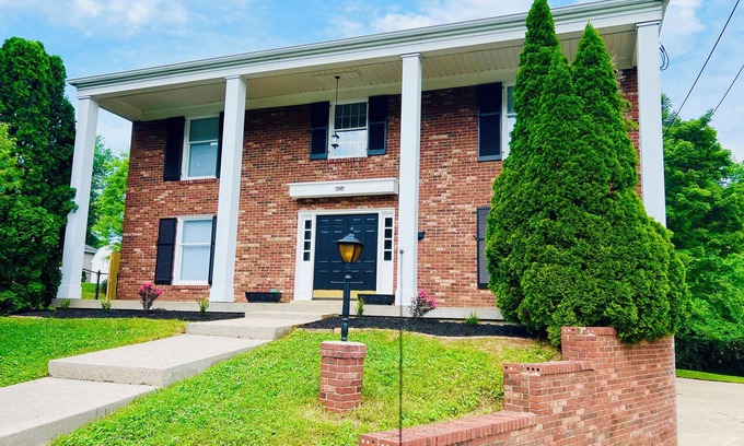 Buechel House | Spacious, Ultra Comfy 5-Bedroom House in Beautiful Quiet Louisville Neighborhood