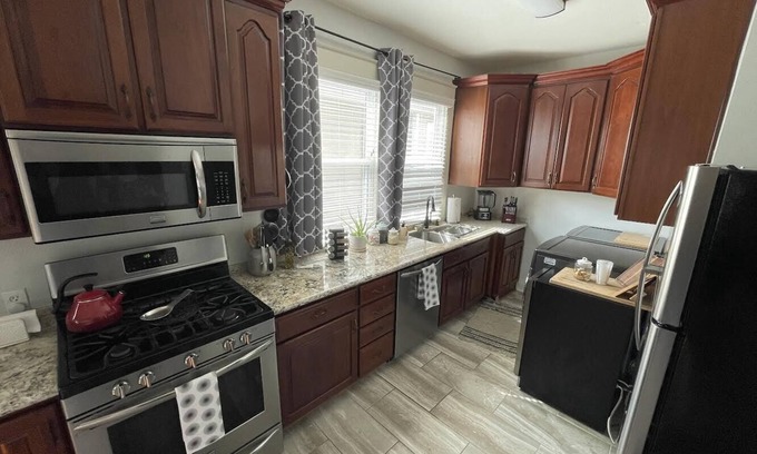 Marlyville - Fontainebleau Apartment | Spacious Uptown/Fountainbleu Home