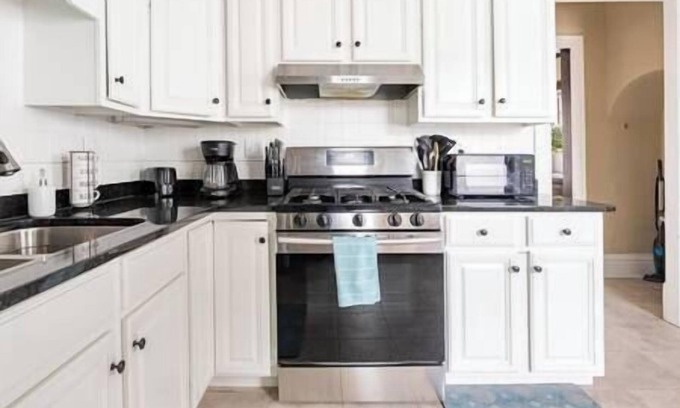 Uptown House | Spacious Uptown Home~Steps to Shops, Beach & Cafes