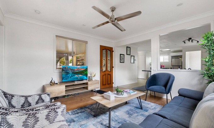 Westmead House | Spacious Urban Cosy Cottage with Patio