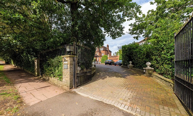 Knightsbridge Villa | Spacious villa in fabulous London with AC, WiFi