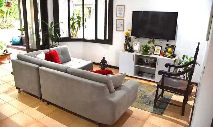 Cali House | Spacious Wellness House in Ciudad Jardín - Ideal for Groups of 13 People