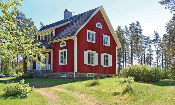 Algaras House | Spacious wooden cottage in a quiet location with a view of lake Sisjön.