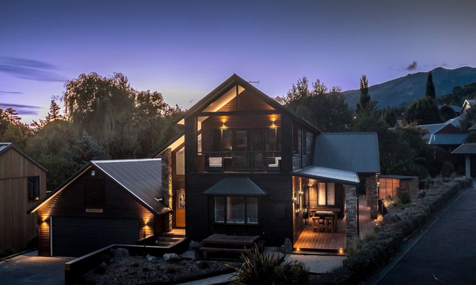 Hanmer Springs House | Spacoius accommodation. Central village location, 400m from the pools.