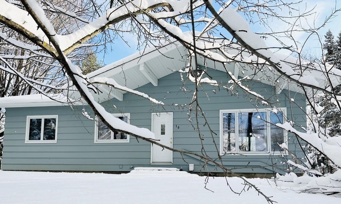 Sainte-Ann-des-Lacs House | Span Chalet : Bord de Leau à Proximité de St-sauveur