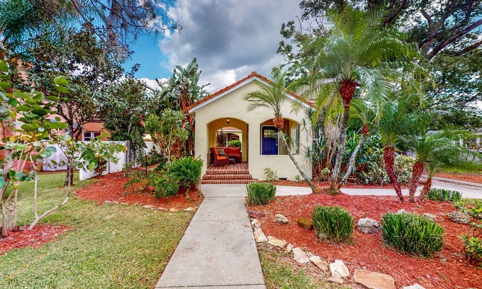 Lakeland House | Spanish Villa with Golf Views - Covered Patio, Gas Fireplace & Full Kitchen