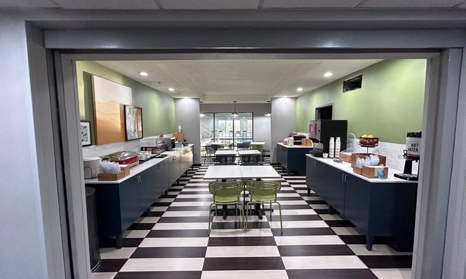 Ashwaubenon Hotel | Spark by Hilton Green Bay