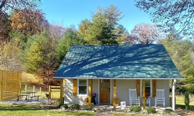Sparta Cottage | Sparta cottage with beautiful yard, pet friendly
