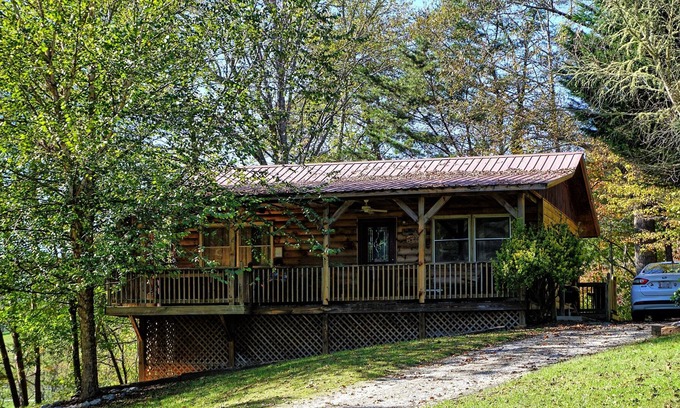 Cherokee Cabin | SPECIAL *Sept. 13th- Oct. 4th 20% off* This cabin is perfect for you!