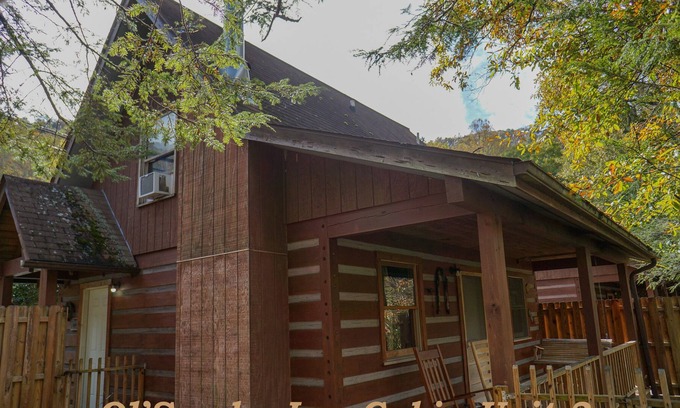 Cherokee Cabin | SPECIAL *Sept. 13th- Oct. 4th 20% off* Ol'Smoky Log Cabin on the River Unit 3