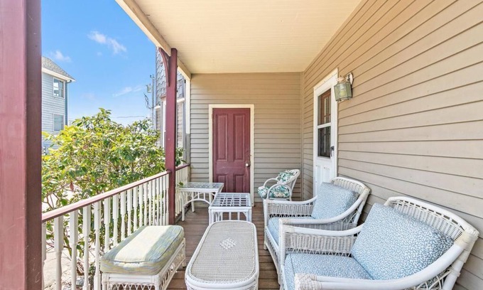 Beach Haven Apartment | Special:Wk or Wkend7.5to7.12*3rd to Beach*Beautiful*Clean*Across VET Prk*B.Haven