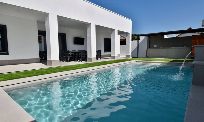 Chiclana de la Frontera Villa | Spectacular Mykonos villa for 16 people, modern with air conditioning