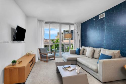 Hallandale Beach Apartment | Spectacular 1BR Resort Pool Gym Near Beach