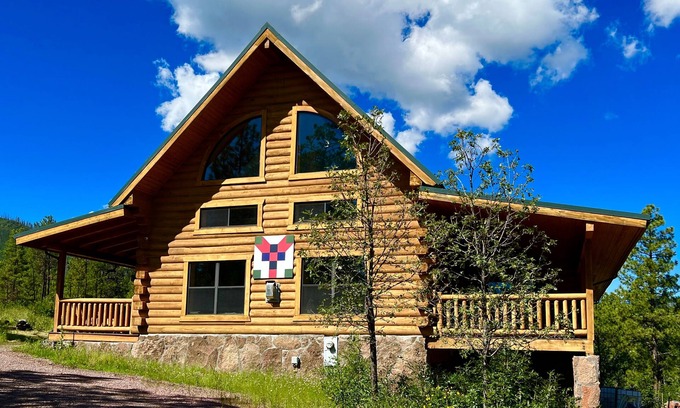 Alpine Cabin | Spectacular 6 bedroom cabin surrounded by pines and meadow views in Alpine, Az