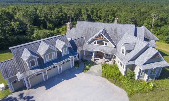 Stratton House | SPECTACULAR 8800 SQ.FT. LUXURY 5BR, 6-1/2BA, 4FP HOME BETWEEN STRATTON & MT.SNOW