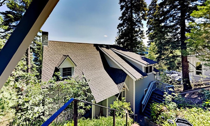 Cedar Glen House | Spectacular Lake Front Home