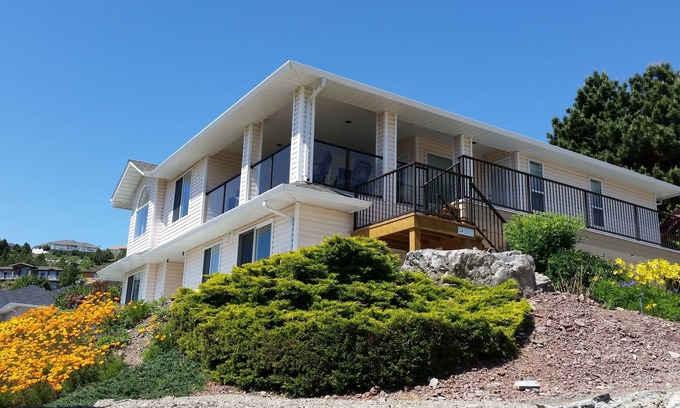Central Okanagan House | Spectacular Lake Views - Pet Friendly!