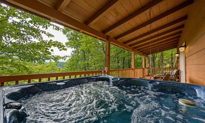 Gatlinburg - Pigeon Forge Cabin | Spectacular Mountain View! Fire Pit! Secluded Cabin with Hot Tub - Firefly Vista