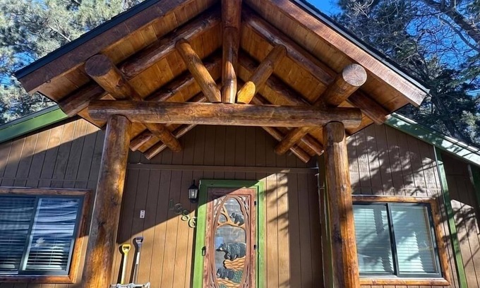 Upper Moonridge Ski Chalet | Spectacular mountain views, hot tub, sledding yard, bbq, fast wi-fi