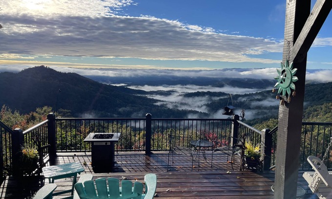 Purlear Cabin | Spectacular Mtn Views-Artfully Decorated. Inviting, Warm & Rustic.