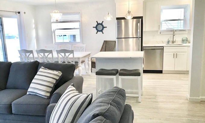 South End House | Spectacular Pet's ok. Cottage Sleeps 9