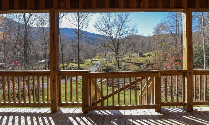 Lynn Cabin | Spectacular private cabin, only 15 minutes to Tryon Equestrian Center!