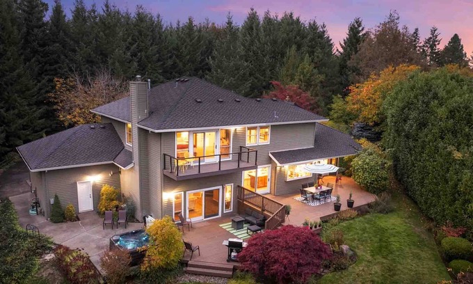 Beaverton House | Spectacular Private Retreat on Five Acres, Huge Deck, Hot Tub w/Views, Game Room, Close to Portland