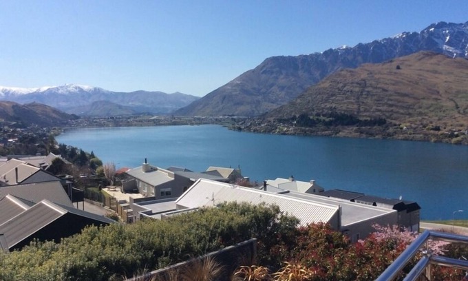 Queenstown House | Spectacular Queenstown Hill Lake views