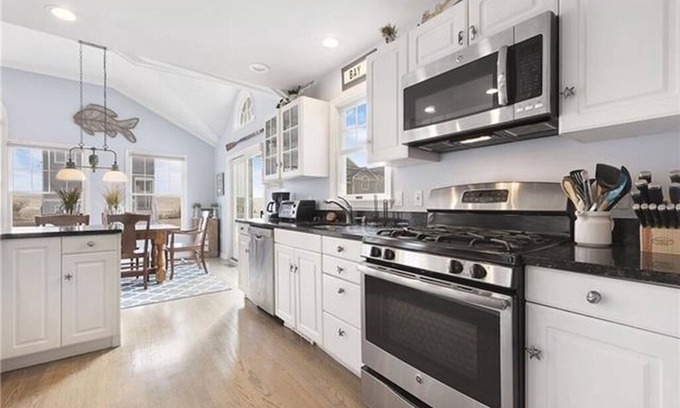South Beach Haven House | Spectacular 5 Bedrooms, 4 Bathrooms - Steps To The Beach, Short Walk To The Bay