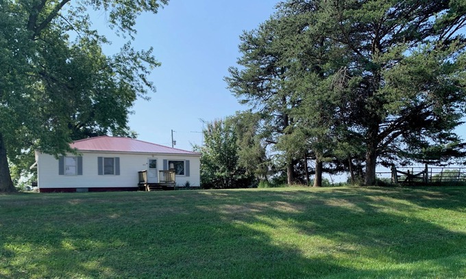 Monroe City House | SPENCER FAMILY FARMHOUSE-minutes from Indian Creek Marina on Mark Twain Lake.