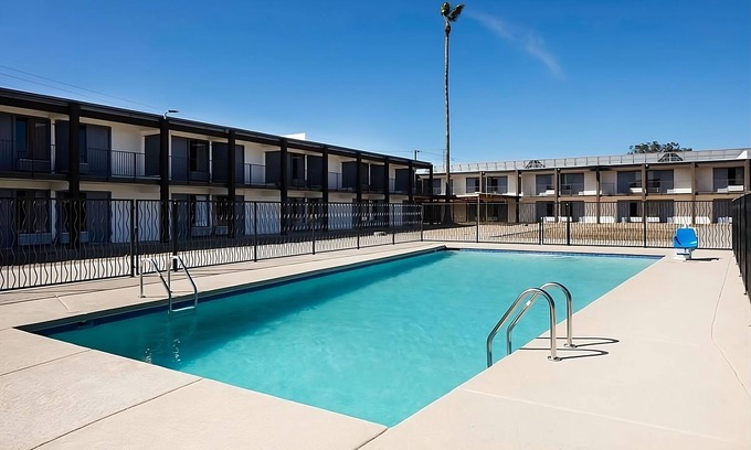Downtown Tucson Hotel | Spend a day at Reid Park Zoo! Comfortable Accommodation in Downtown Tucson! Pool